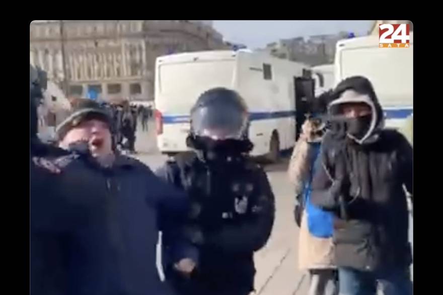 Neustrašivi ideali: Dok ga policajaci privode, on pjeva ukrajinsku himnu. Na antiratnim prosvjedima uhićeno više od 2000 Rusa