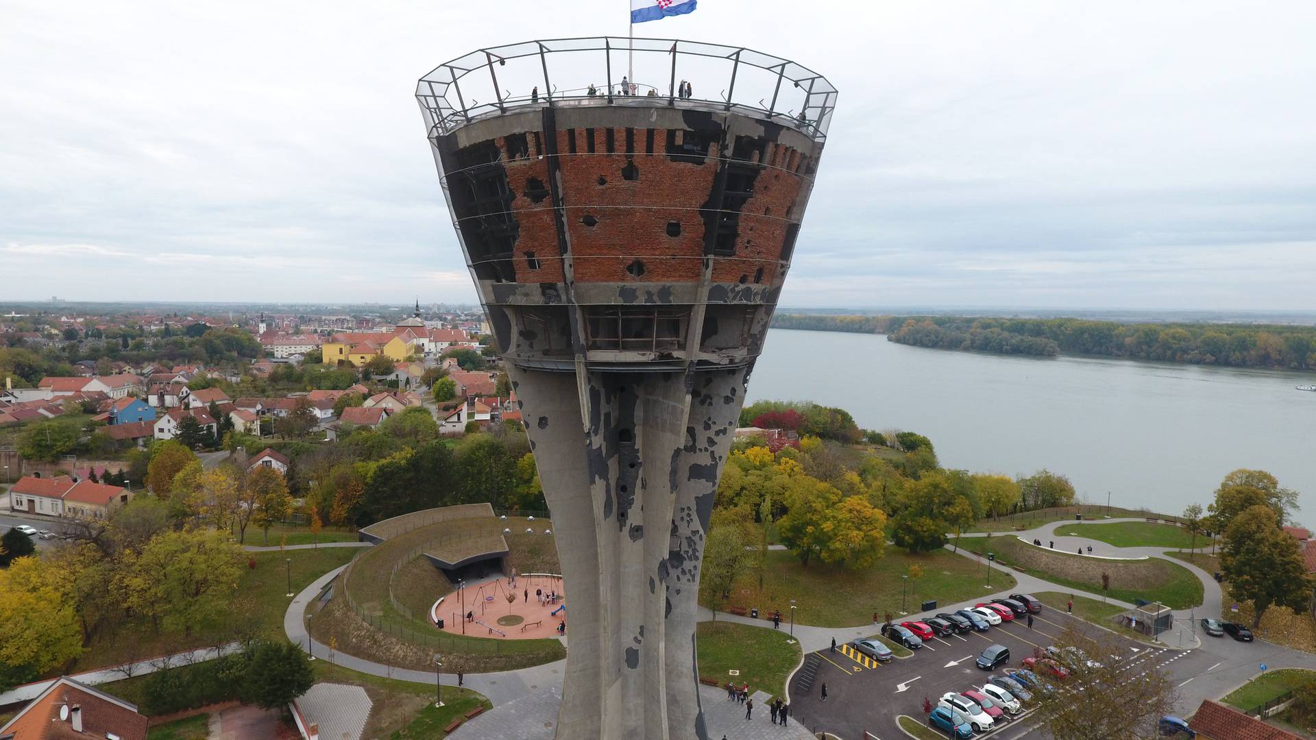 Pogled iz zraka na vodotoranj - simbol Vukovara