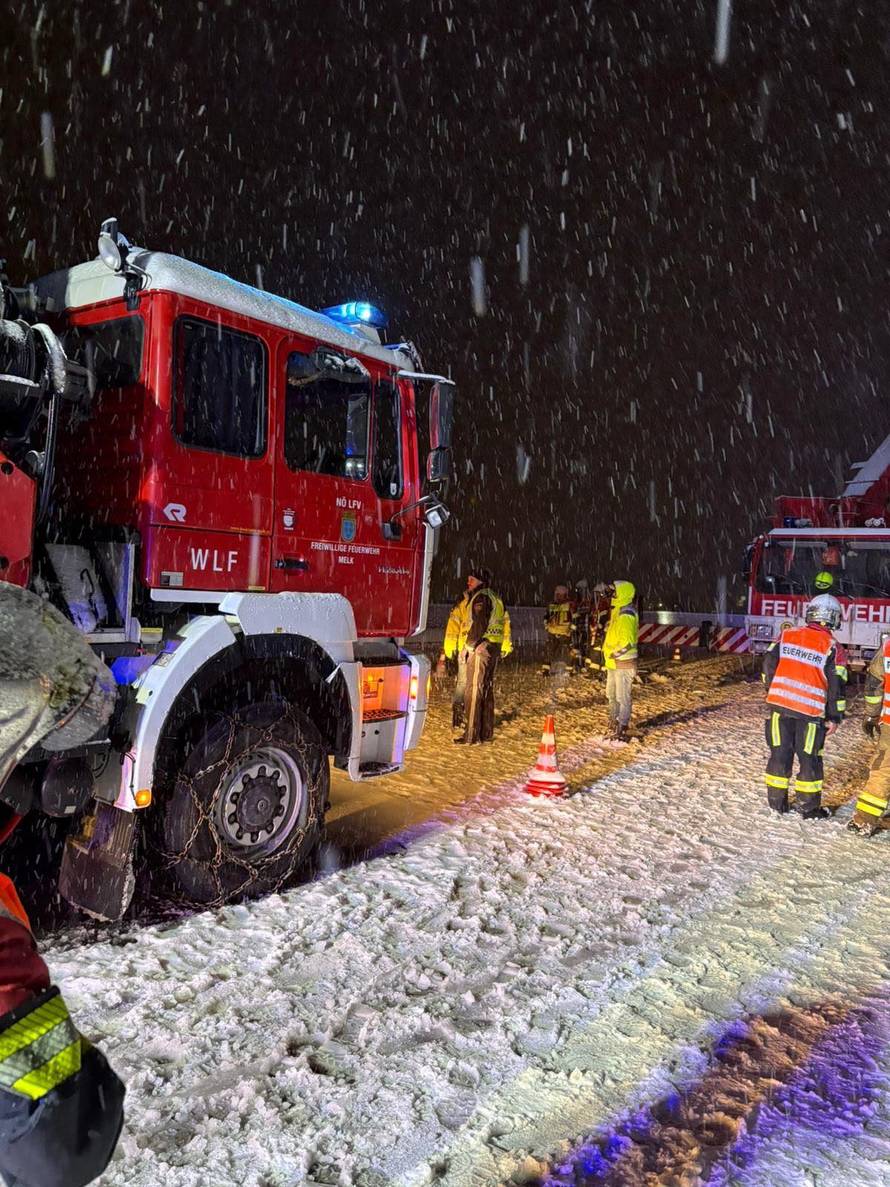 FOTO Snježni kaos paralizirao Austriju, zatvorili aerodrom u Beču, 30.000 kuća bez struje