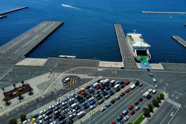 Zadar: Pogled iz zraka na gužvu u trajektnoj luci Gaženica