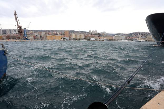 Rijeka: Olujna bura stvara valove i morsku pjenu u luci