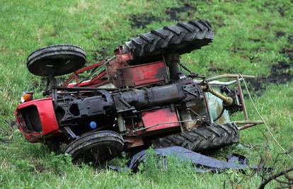 Četvero ozlijeđeno u sudaru, traktorist se prevrnuo i umro