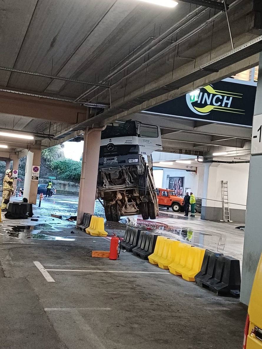 BIZARNA NESREĆA Kamion u  Splitu zapeo za strop centra!
