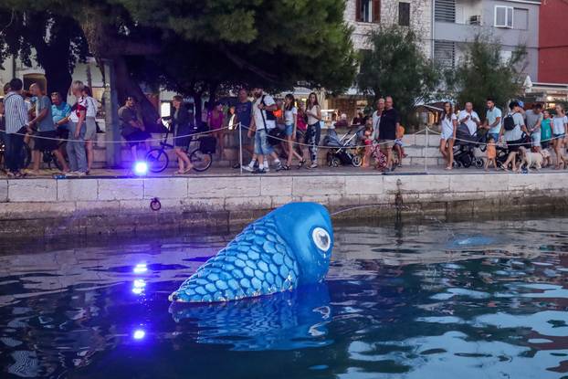 Fažana: Riva pretvorena u galeriju umjetničkih instalacija posvećenih plavetnilu mora
