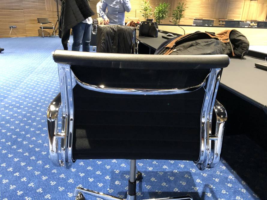 Vlada i stožer u NSK sjede na stolicama koje u trgovini vrijede oko tri tisuće eura. Po komadu