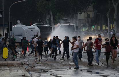 Prosvjedi u Turskoj ne staju, Erdogan pozvao na prekid 