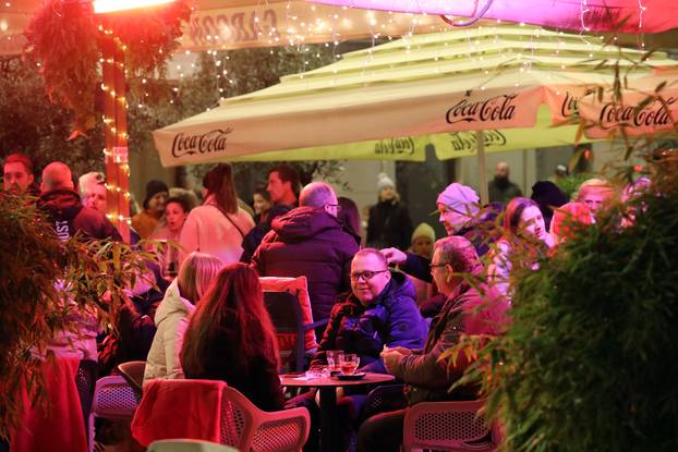 Rijeka: Započelo adventiranje na Trgu Riječke rezolucije i Koblerovom trgu