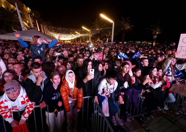 Vatreni Stigli u Split, dočekalo ih tisuće navijača