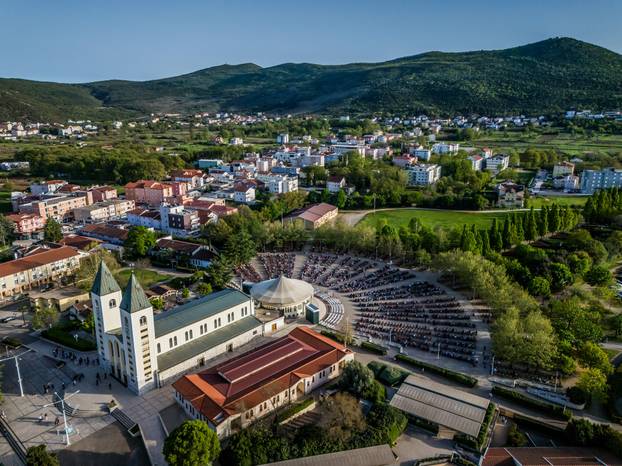 Međugorje: Poslijepodnevna misa ispred crkve sv. Jakova na Uskrs