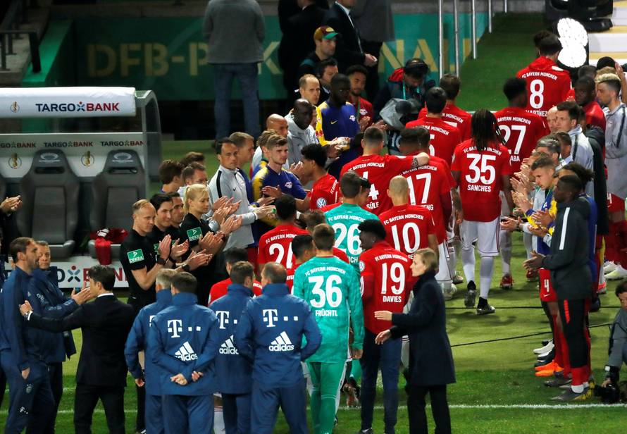 Navijači skandirali, Kovač uzeo megafon i vikao: Ponosan sam!