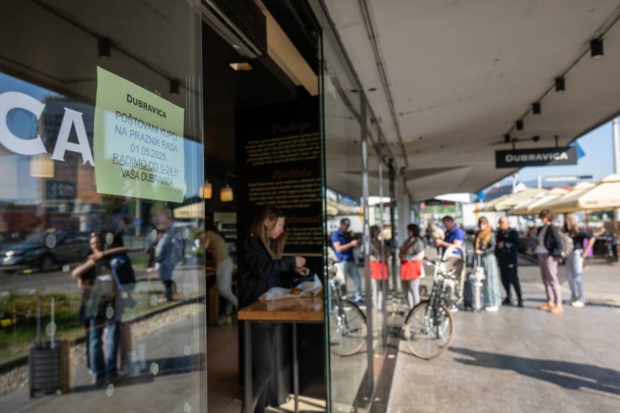 Zagreb: Gužva ispred pekare  zbog zatvorenih dućana 
