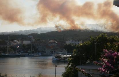 Izgorilo je 100 hektara šume: Ugasili su požar na Hvaru 