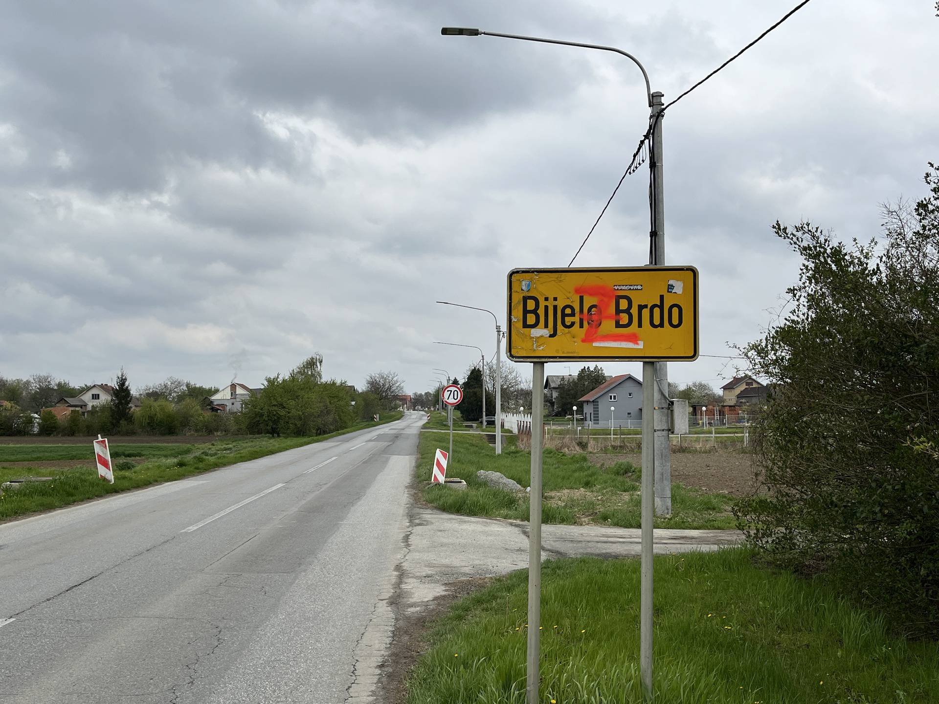 FOTO Netko je na table kod Osijeka ispisao zloglasno slovo 'Z': Policija još traži počinitelja