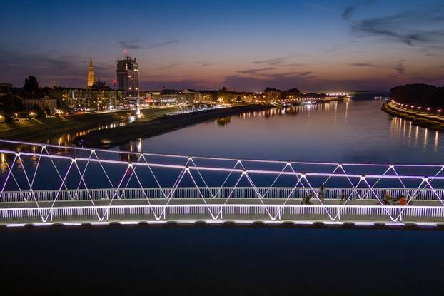 Pogled iz zraka na Osječki most koji svijetli novom dekorativnom rasvjetom 