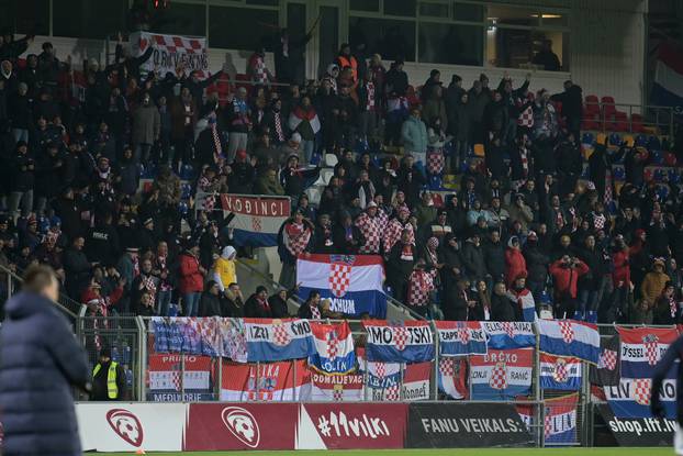 Zagrijavanje nogometaša uoči početka utakmice između Latvije i Hrvatske