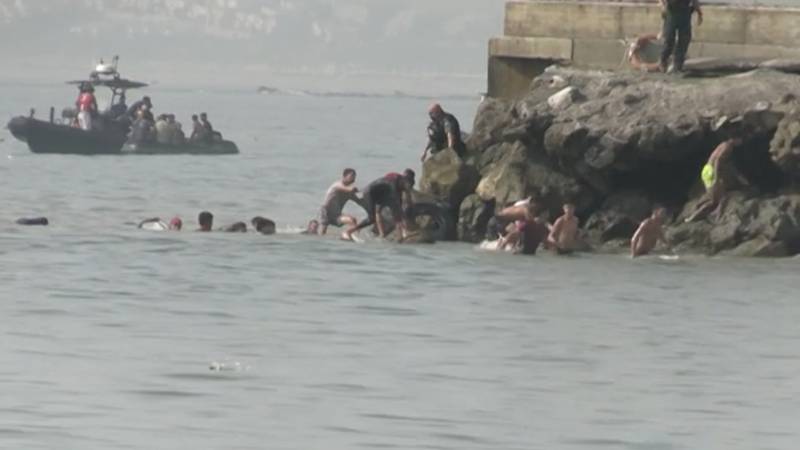 VIDEO DRAMA U ŠPANJOLSKOJ Migranti preplavili granicu u Ceuti: 'Masovno ulaze s mora'