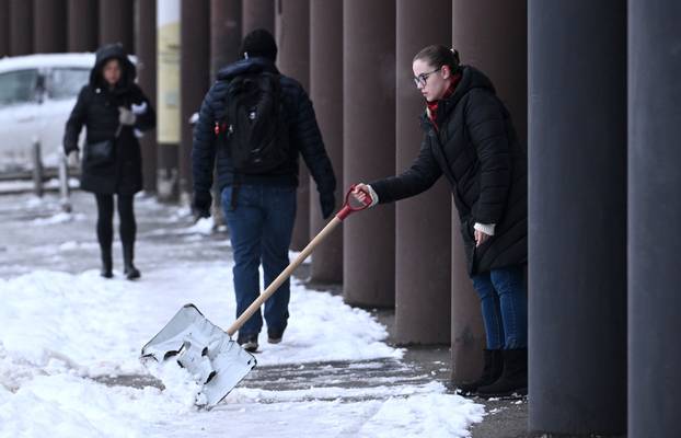 Zagreb: Snijeg zabijelio grad