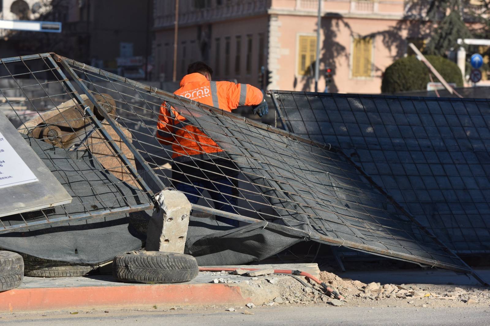 Å ibenik: Bura bacale ograde na gradiliÅ¡tu podzemne garaÅ¾e na Poljani