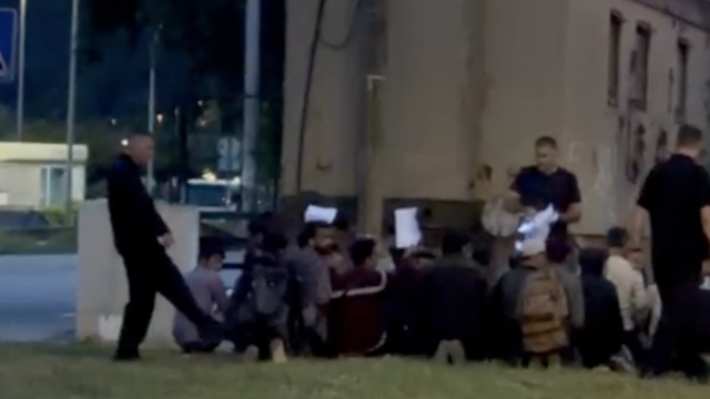 Snimka s kolodvora u Zaprešiću: 'Grozno! Policajci su poredali te strance, a nisu ništa napravili'