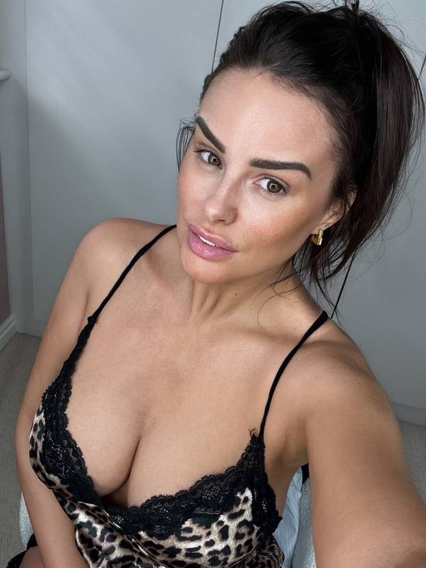 Manekenka je smanjila grudi pa sada pokazuje novo poprsje: Na sebi ima samo gaćice i grudnjak