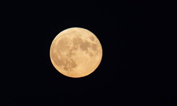 Puni mjesec nad Zagrebom