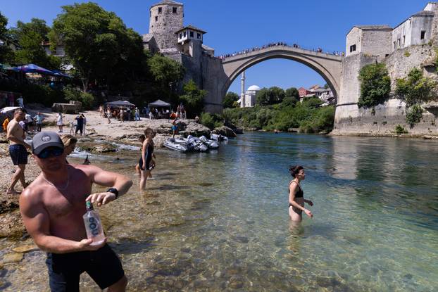 Vrućine u Mostaru: Brojni turisti i građani osvježenje traže u Neretvi