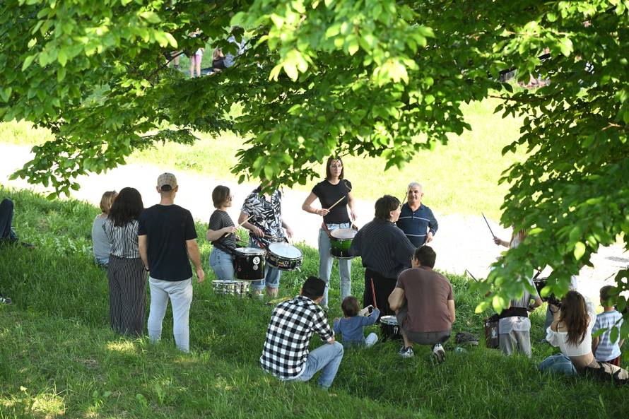 Zagreb: Na nasipu kod Mosta slobode održavaju se Trnjanski kresovi
