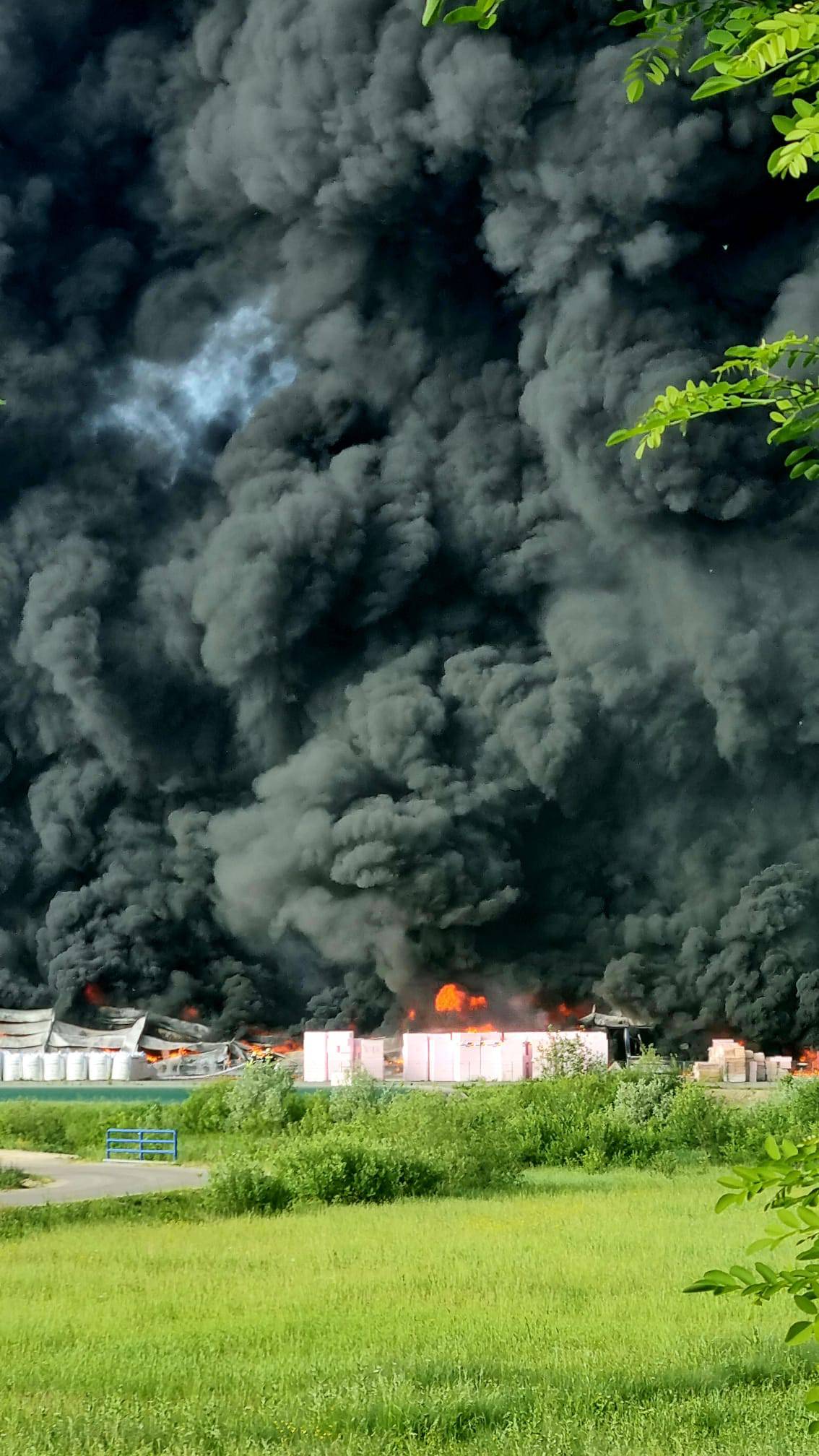 VIDEO Ogroman požar blizu hrvatske granice, civilna zaštita BiH: Ne idite van, zatvorite sve!