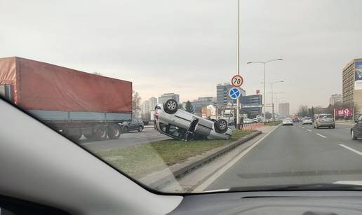 Nesreća na Slavonskoj: Auto se sudario s kamionom i prevrnuo