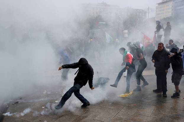 USB union holds nationwide strike, "Let's Block Everything," in solidarity with Gaza, in Milan