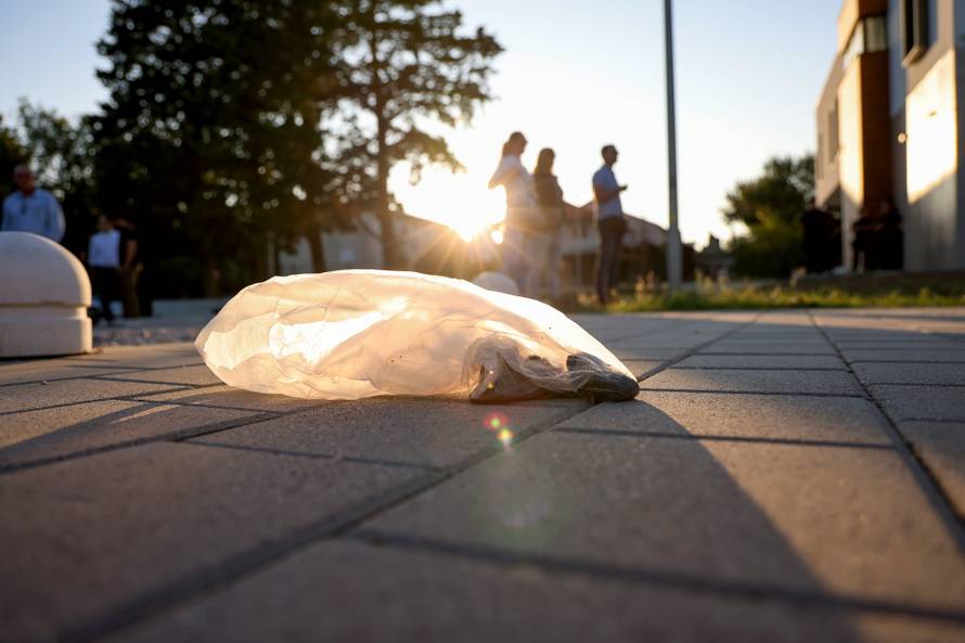 Benkovac: Organizatori benkovačkog festivala "Nosi se" koji je odgođen nakon prosvjeda branitelja održali mirni prosvjed