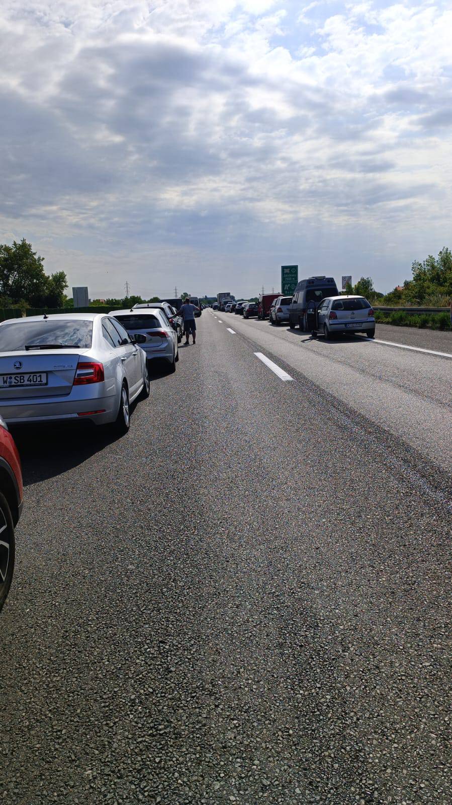 FOTO Zapalio se BMW kod Buzina, zatvorena obilaznica, stvorila se kolona od 5 km