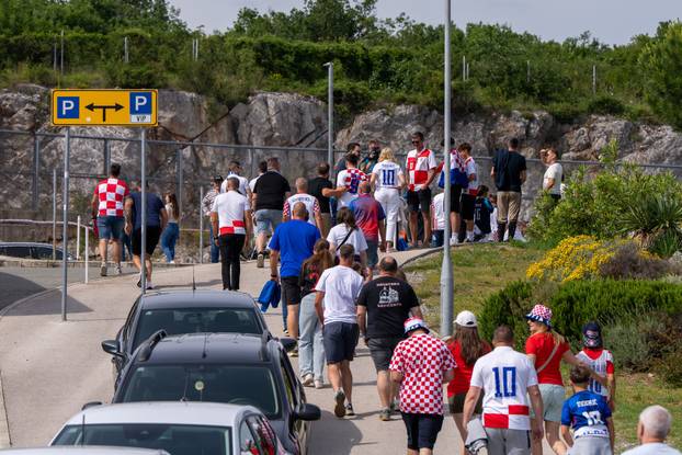 Rijeka: Navijači dolaze na stadion na prijateljsku utakmicu Hrvatske i Belgije uoči Svjetskog prvenstva