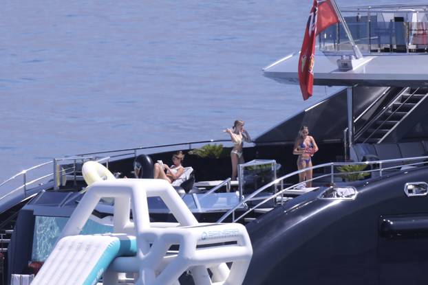 Obiteljski odmor slavnog podcastera na Braču: Joe Rogan uživa na superjahti, kupa se i skače u more