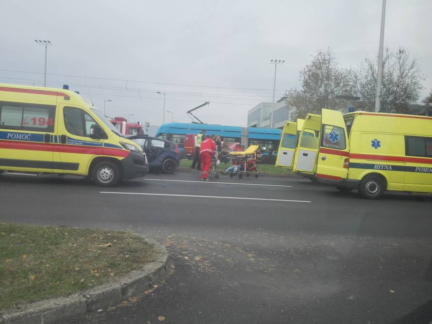 Sudarili se vatrogasni kombi i auto, ozlijeđeno je četvero ljudi