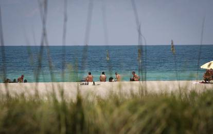 Miami je otvorio svoju predivnu plažu, no i dalje ljudi ne smiju biti previše blizu jedni drugima