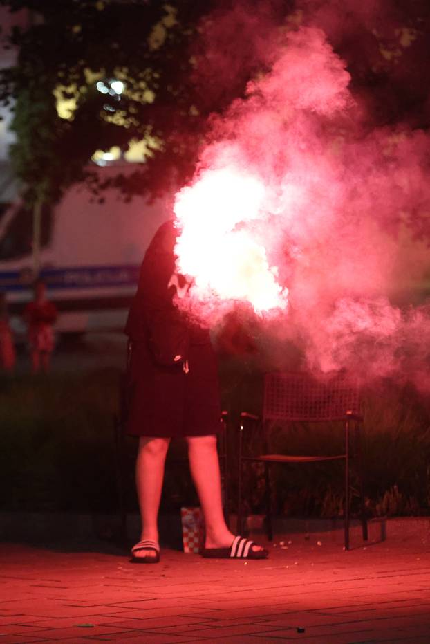 Osijek: Bakljada navijača nakon prvog gola na utakmici Hrvatske i Gane