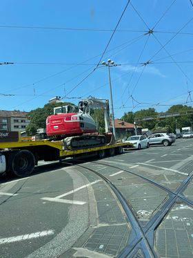 Preračunali se! Kamion vukao bager na labudici pa zapeli za tramvajske žice na Držićevoj