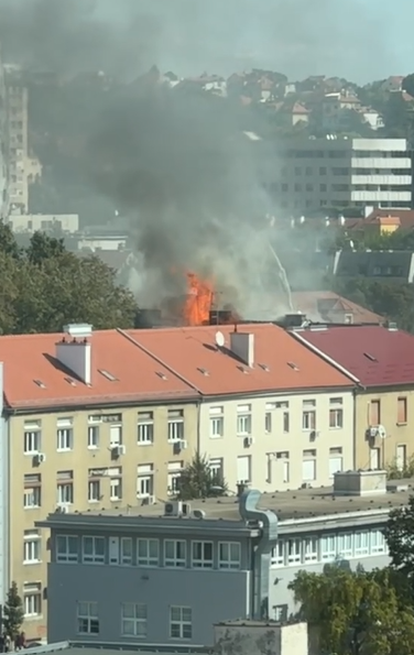 FOTO Drama u Zagrebu: Gorjela zgrada, ozlijeđen je vatrogasac! Crepovi padali po automobilima