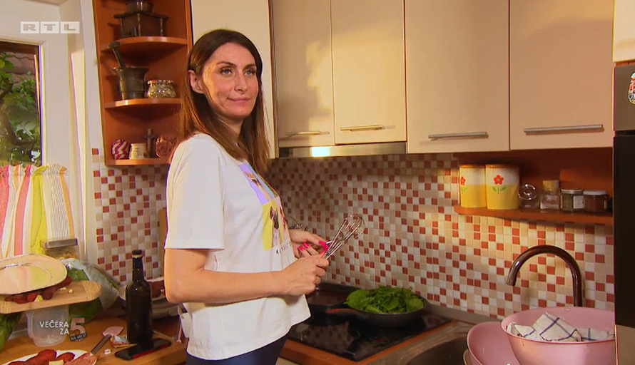 Pjesma domaćice Irene je hit na YouTubeu, gostima nije pjevala, a poslužila im je 'neuspjela' jela