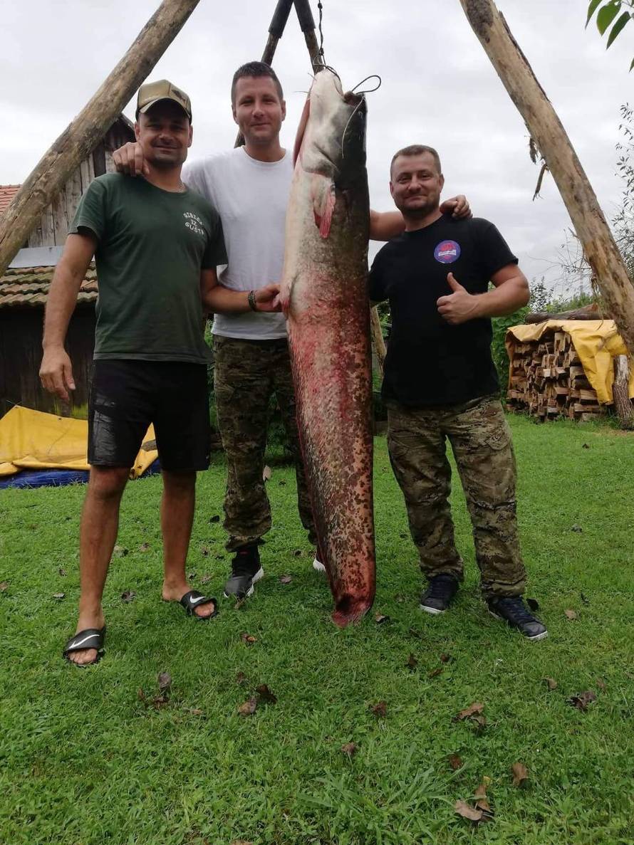 'Drž' ga, ne puštaj!' - Kako da ga držim kad on drži mene?!