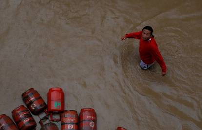 U poplavama u Nepalu poginulo je 55 ljudi, tisuće raseljenih