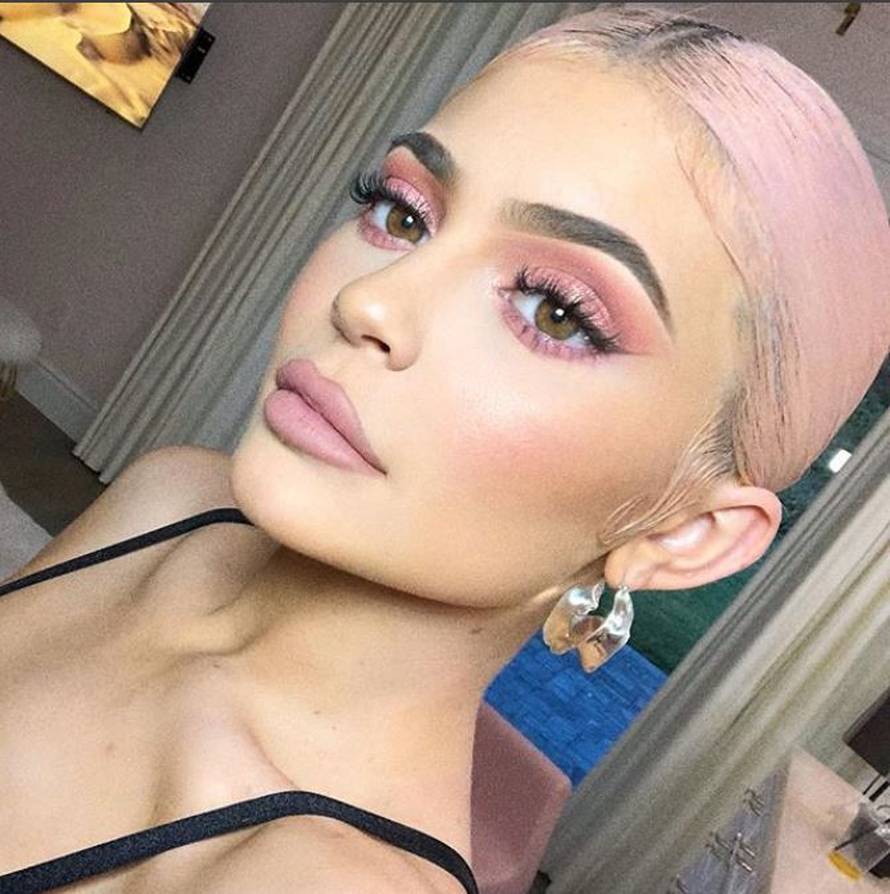 Neobičan stil: Kylie je obukla crni kombinezon za sunčanje