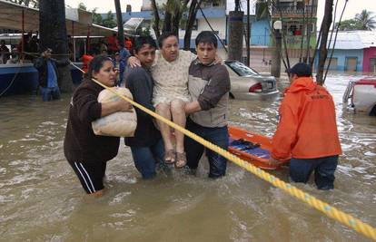 Meksiko: Zbog poplava  300.000 ljudi zatočeno 