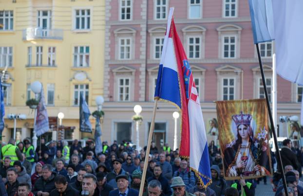Zagreb: Molitelji krunice na Trgu bana Jelačića