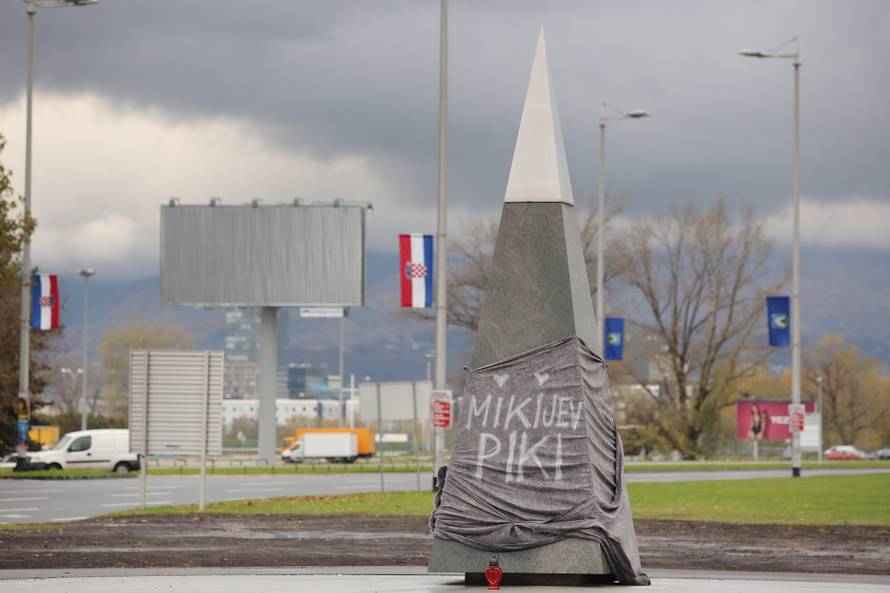 Zagreb: Na granitnoj piramidi osvanuo grafit "Mikijev piki"