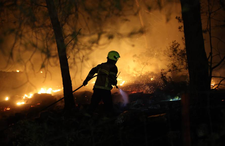 Brač:Još jedna neprospavana noć za gasitelje.