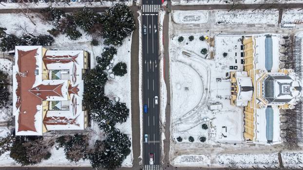 Pogled iz zraka na centar Zagreba prekriven snijegom