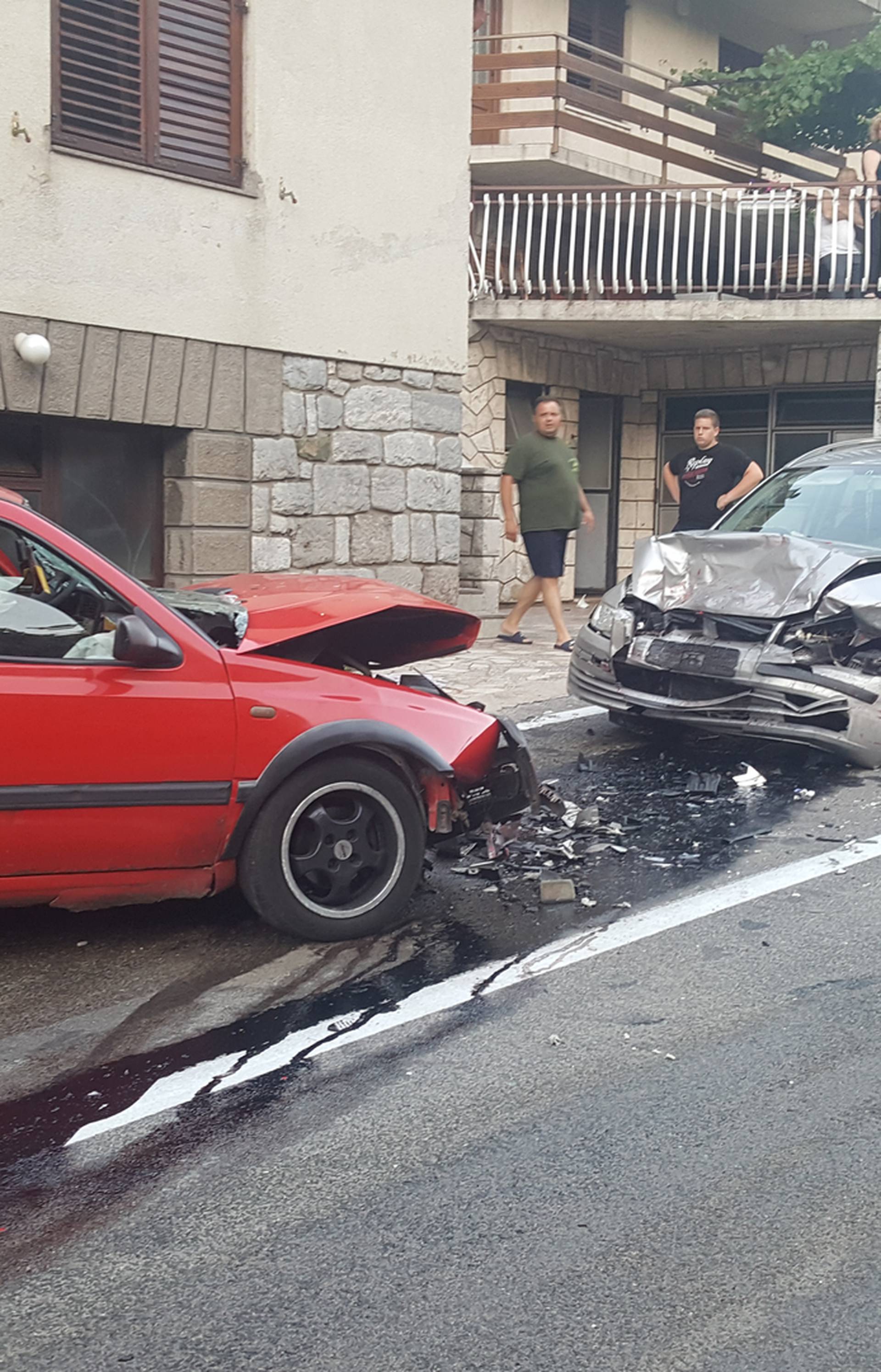 Teška prometna nesreća kod Senja: Četvero ljudi ozlijeđeno