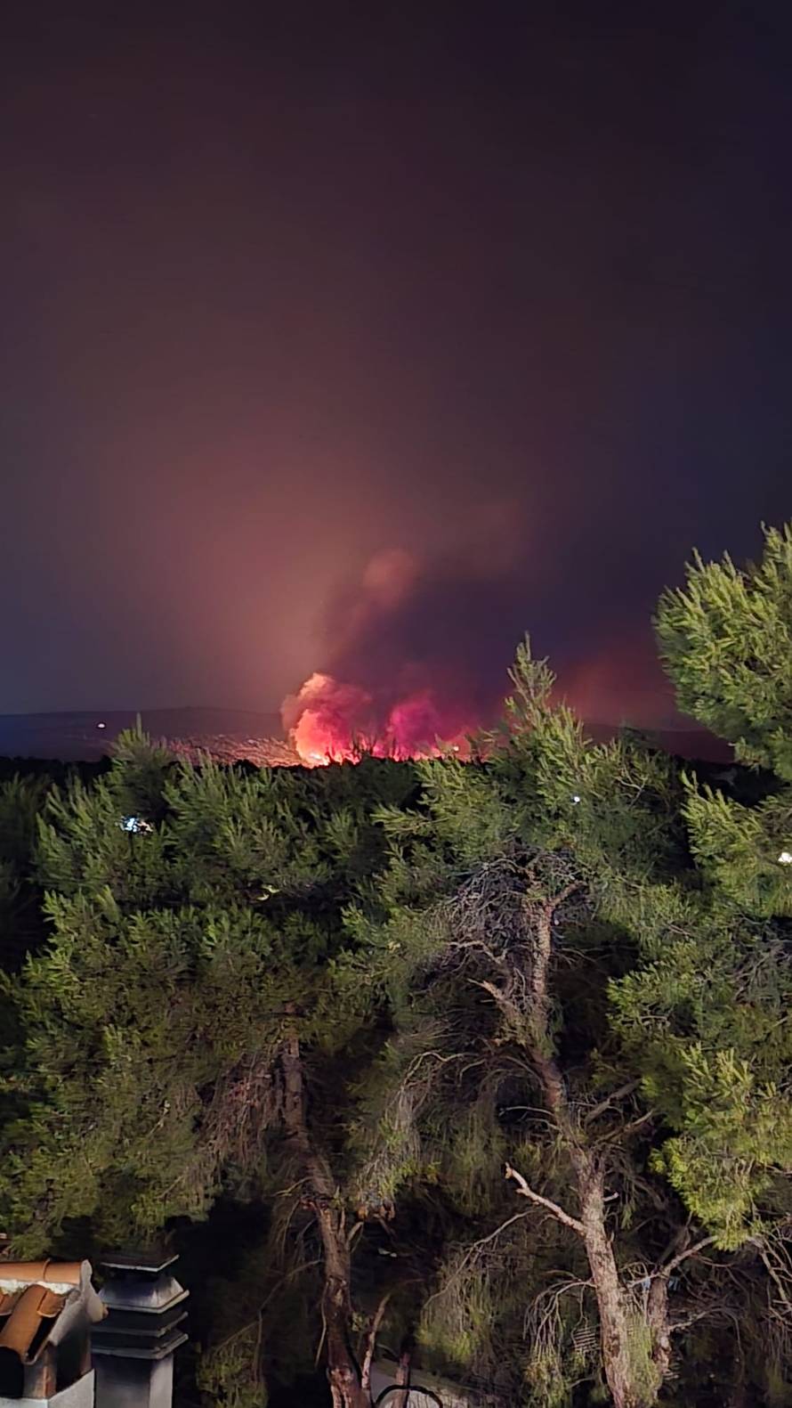 VIDEO Munje zapalile požare na Hvaru i Braču: 'Dio je ugašen, lovimo ih prije promjene vjetra'